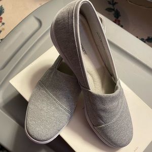 Grasshoppers gray slip on size 8m